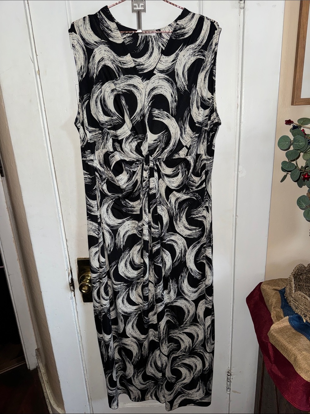 Avenue Sleeveless Black & White Patterned Maxi Dress Size 22/24